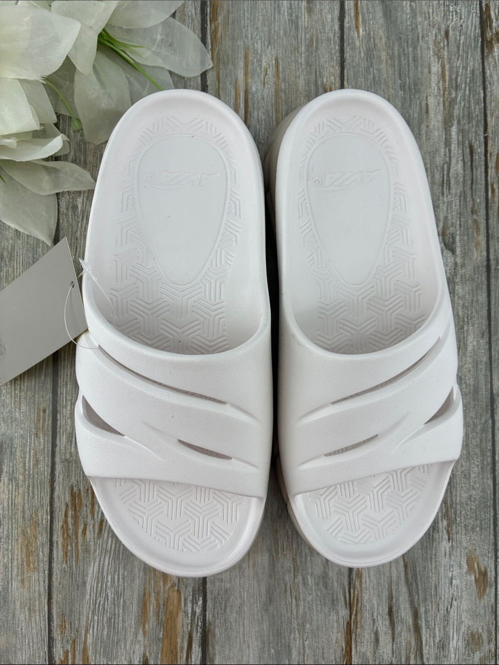Women’s Two Toned Slide Sandals Shoes Size 8